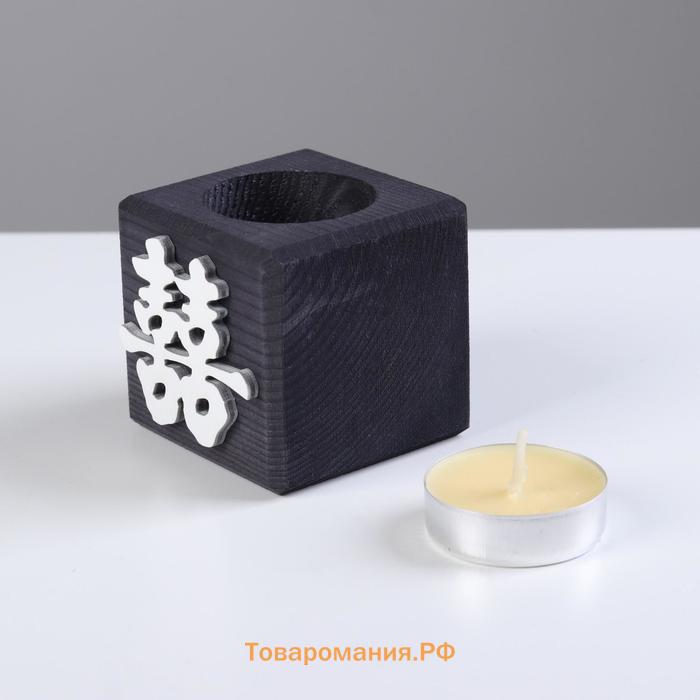 Свеча в деревянном подсвечнике "Куб, Иероглифы. Счастье", цвет: "Эбен", 6х6х6 см, манго